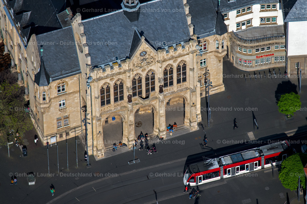 4025679 | ERFURT 06.05.2020 Gebäude des historischen Rathauses der Stadtverwaltung am Fischmarkt in der Altstadt in Erfurt im Bundesland Thüringen, Deutschland. Weiterführende Informationen bei: Landeshauptstadt Erfurt. // Town Hall building of the city administration on Fischmarkt in of Altstadt in Erfurt in the state Thuringia, Germany. Further information at: Landeshauptstadt Erfurt. Foto: Gerhard Launer