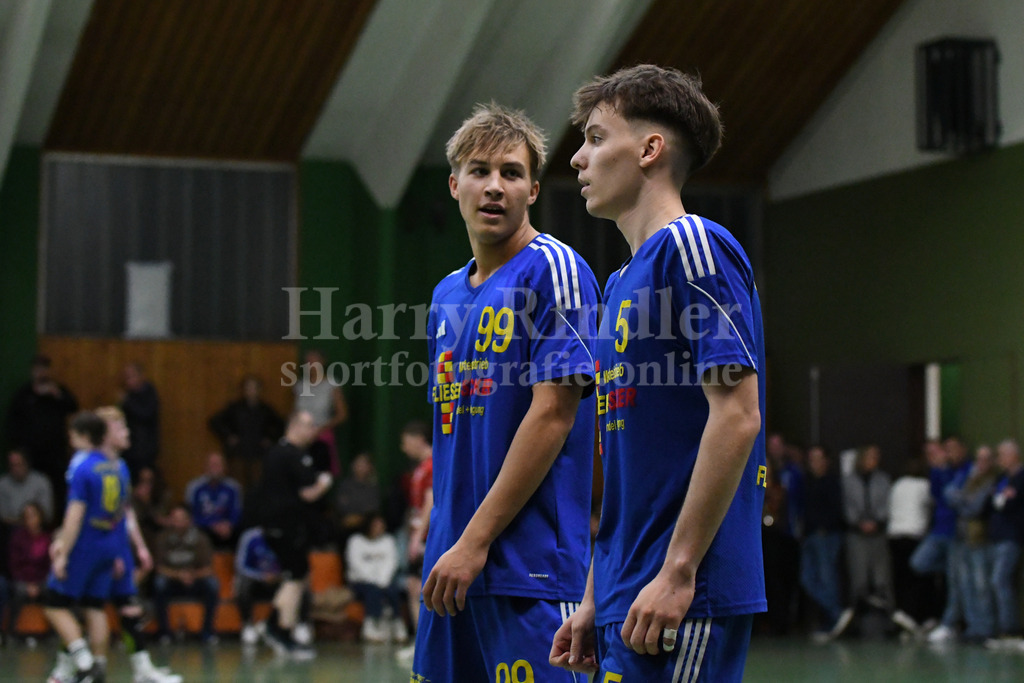 SSG Metten :  TSV 1861 Mainburg  | gemeinsam zum ersten Saisonssieg: Leonard  Reiszky (#99), Philipp Gäck (SSG Metten #5) - Realisiert mit Pictrs.com