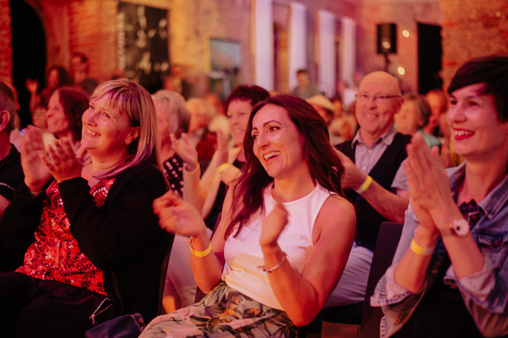 Tango meets Cuba | Tango meets Cuba mit den Klazz Brothers & Cuba Percussion im Forte Belvedere Leisnig zum Festival Hallo Leisnig 2022. - Realisiert mit Pictrs.com