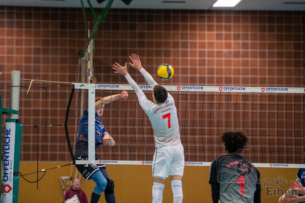 VSG Ammerland-Oldenburger TB | Regionalliga; VSG Ammerland (blau)-Oldenburger TB (weiß) am 18.01.2025 in Bad Zwischenahn (Sporthalle Schilldestraße ), Photo: Philip Eiben 2025 - Realisiert mit Pictrs.com