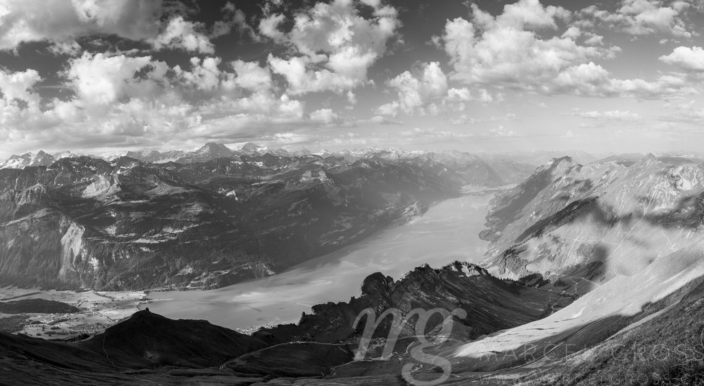 20250623_BrienzerRothorn-0414-Pano | Die ideale Geschenkidee für Naturliebhaber. Naturbilder von Marcel Gross Photography für ihr Zuhause in den verschiedensten Formaten und Materialien. - Realisiert mit Pictrs.com