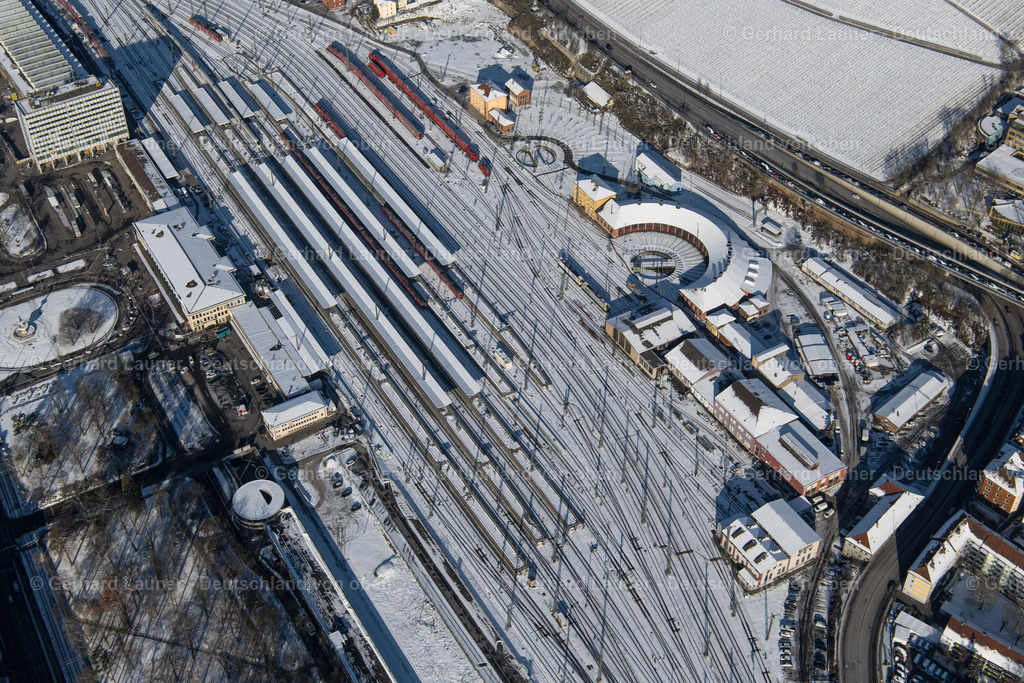 4043220 | WüRZBURG 13.02.2021 Winterlich schneebedeckte Gleisverlauf und Gebäude des Hauptbahnhofes der Deutschen Bahn im Ortsteil Altstadt in Würzburg im Bundesland Bayern, Deutschland. // Wintry snowy track progress and building of the main station of the railway in Wuerzburg in the state Bavaria, Germany. Foto: Gerhard Launer