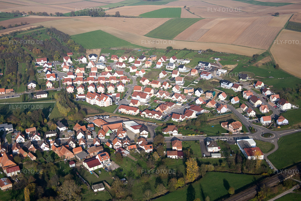 Luftbild: Ortsansicht in Soultz-sous-Forêts im Bundesland Bas-Rhin in Frankreich. Foto: IMG_075588.jpg vom 01.11.2014 durch Werner Riehm/FLY-FOTO.de