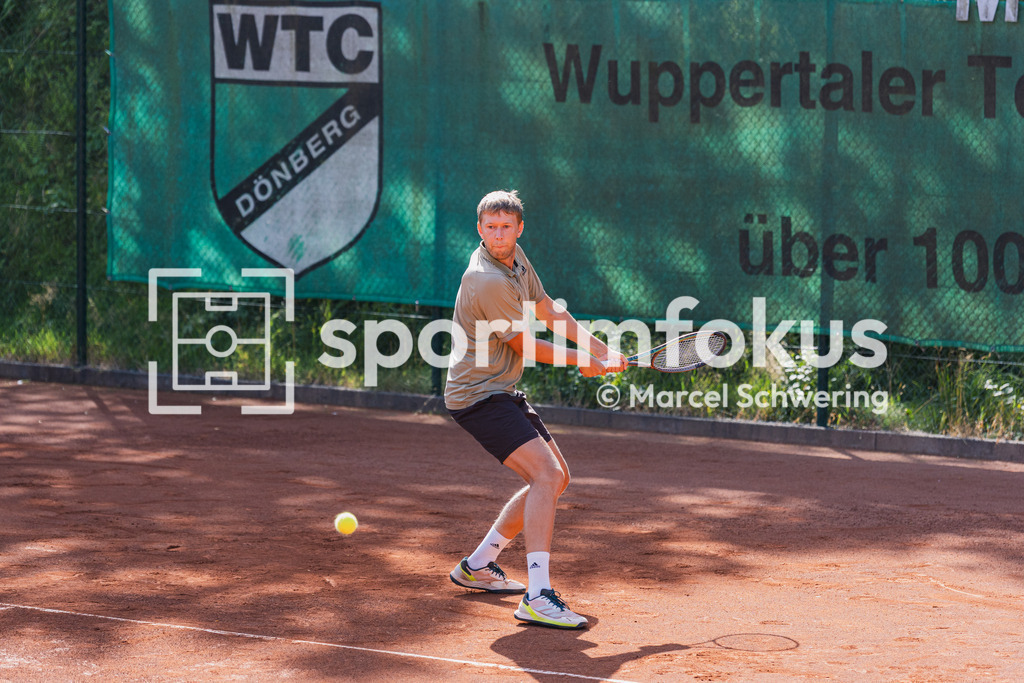 Wuppertaler Tennis-Stadtmeisterschaften | Jonas Poswiat (Solinger TC 1902) beim Ballwechsel. Herren-Finale der Wuppertaler Tennis-Stadtmeisterschaften, Wuppertal, 09.08.2026. - Realisiert mit Pictrs.com
