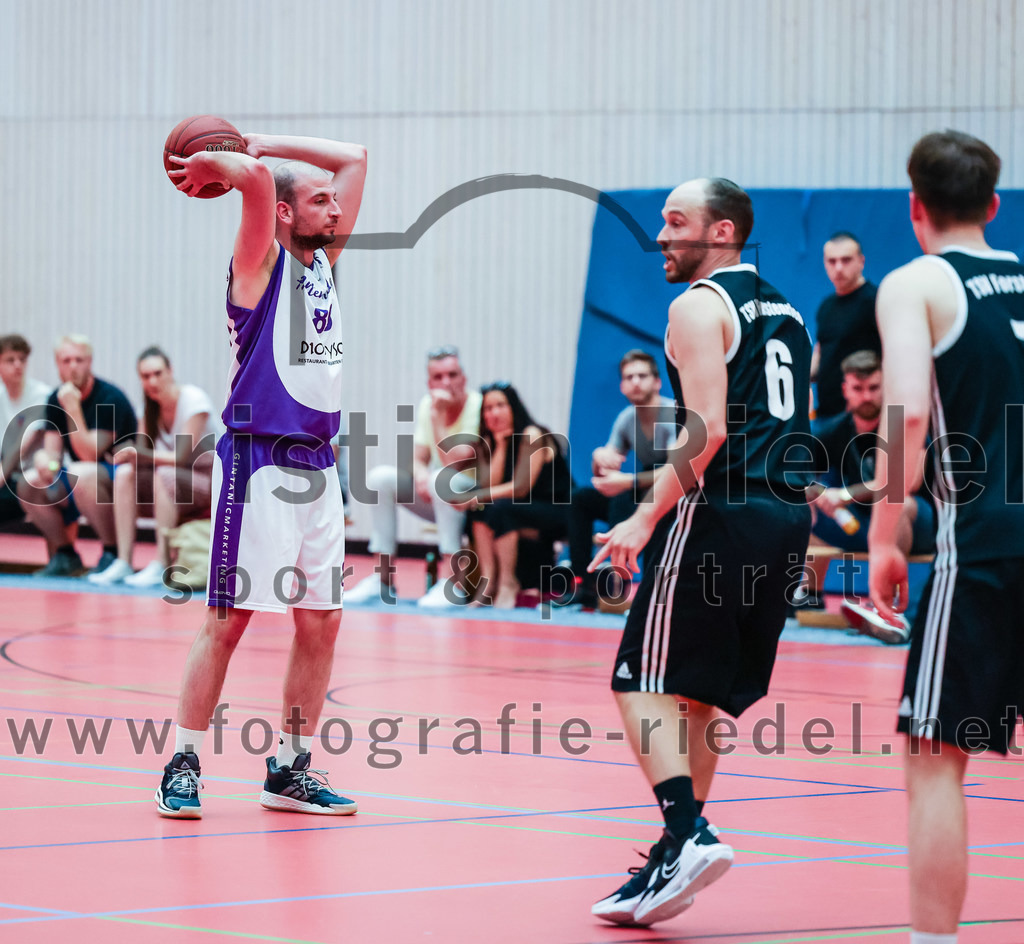 2022-05-15_057_SpVgg_Altenerding_gegen_TSV_Muenchen-Forstenried | Erding, Deutschland, 15.05.2022:
Basketball, Bezirksliga 2021 / 2022, Play-Offs, SpVgg Altenerding gegen TSV München-Forstenried, Endergebnis: 55:57

Krsto Milivojevic (SpVgg Altenerding, #89), Florian Wißmeier (TSV München-Forstenried, #6)

Foto: Christian Riedel / fotografie-riedel.net