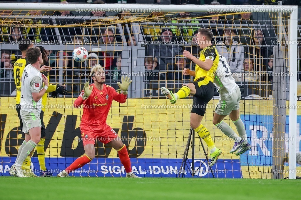 BVB13012601024 | 13.01.2026, Fußball, Borussia Dortmund - SV Werder Bremen,, 1. Fußball Bundesliga, 17. Spieltag, Signal Iduna Park, Saison 2025 2026: Kopfballtor zum 1:0 durch Torschütze Nico Schlotterbeck (BVB #04)  DFB regulations prohibit any use of photographs as image sequences and or quasi-video.