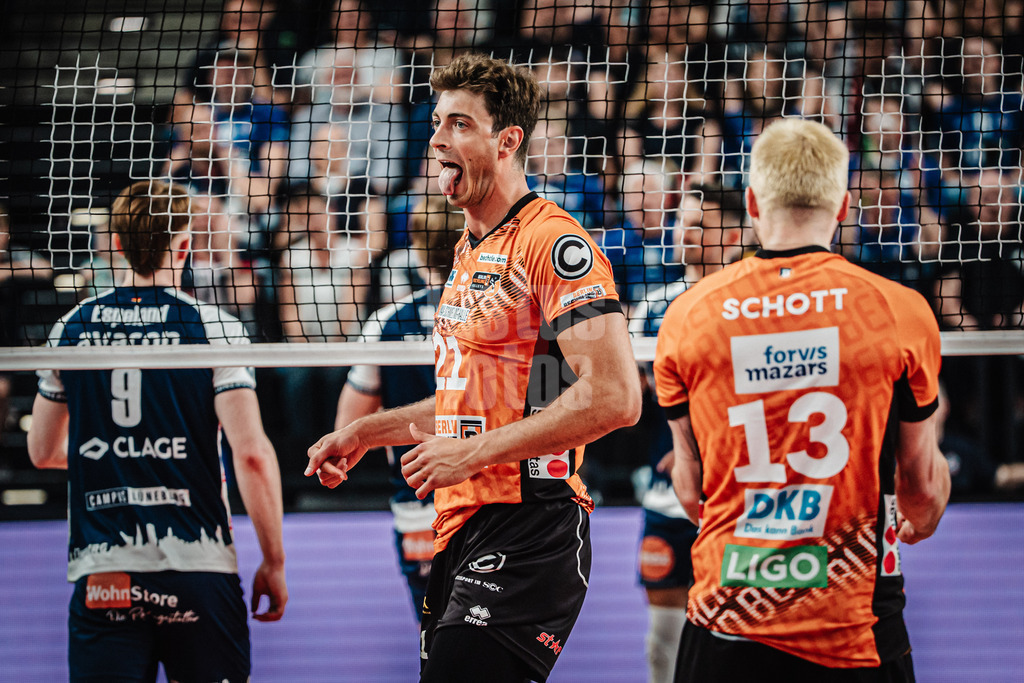 Volleyball | Herren | Saison 2024/2025 | 1. Volleyball Bundesliga Männer | Finale | SVG Lüneburg vs. BERLIN RECYCLING Volleys | 01.05.2025 | Tobias Krick (#21, Berlin Recycling Volleys) ärgert sich und streckt die Zunge raus