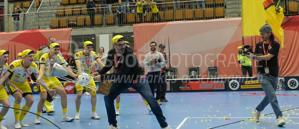 Zug United vs HC Rychenberg - 22. February 2025 | Zug United vs HC RychenbergSporthalle Wankdorf, BernMario Kradolfer (Geschäftsführer HC Rychenberg) mit dem Pokal und den HCR-Spielern.Bild: Sportfotografie Markus Aeschimann | www.markus-aeschimann.ch - Realisiert mit Pictrs.com
