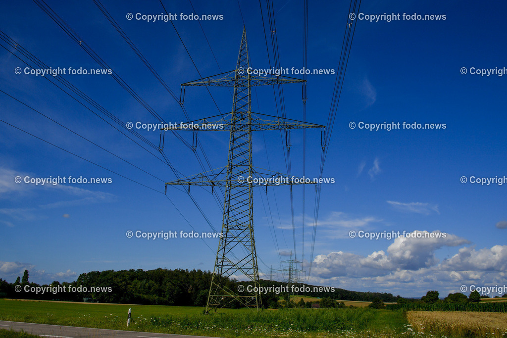 Deutschland_ Baden-Wuerttemberg_ Ebersbach an der Fils_ 23.07.2025-4 | 23.07.2025, Deutschland, GER, Baden-Wuerttemberg, Ebersbach an der Fils, im Bild Themenbild, Strommast, Mast, Stromleitung, Stromleitungen, Strom, Stromausfall, Hochspannung, Black Out, Power, Volt, Leitung, Ueberland, Hochvolt, Feature, Symbolbild