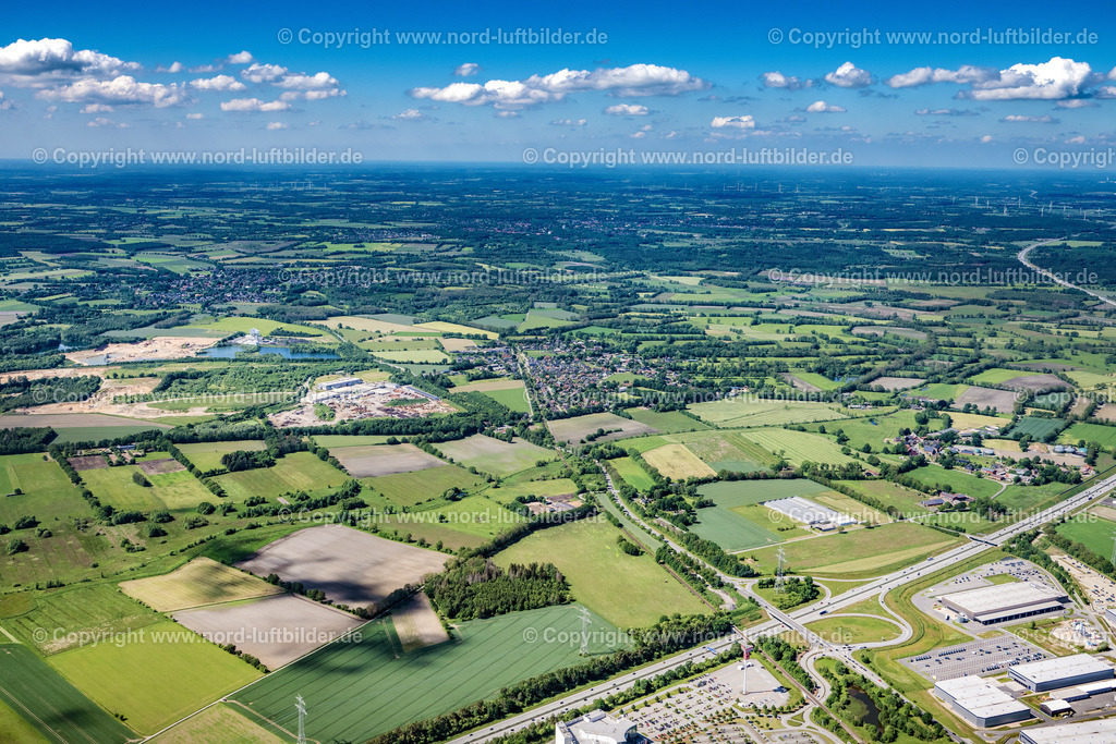 Nützen_ELS_8103030622 | NüTZEN 03.06.2022 Ortsansicht der Straßen und Häuser der Wohngebiete in Nützen im Bundesland Schleswig-Holstein, Deutschland. // Town View of the streets and houses of the residential areas in Nuetzen in the state Schleswig-Holstein, Germany. Foto: Martin Elsen