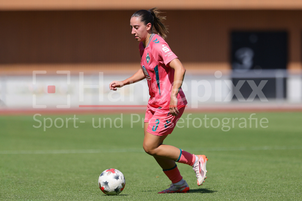 Fussball, Testspiel Frauen, SV Werder Bremen - VfL Wolfsburg | Wiktoria Zieniewicz (SV Werder Bremen, 3) am Ball, Freisteller, Einzelbild, Ganzkörper, Aktion, Action, Spielszene
