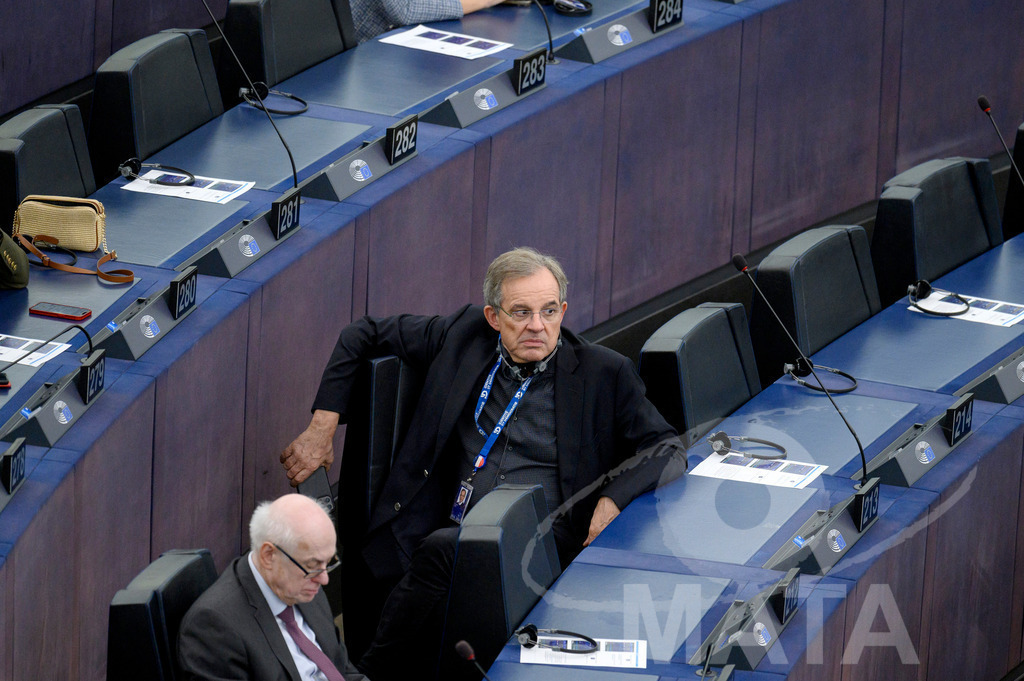 _DWI0279 | Thierry MARIANI (MdEP 2019-2024, Rassemblement national, FR) bei Wiederaufnahme der letzte Plenarsitzung. Das Europäische Parlament in Straßburg, 22.04.2024 - Realisiert mit Pictrs.com