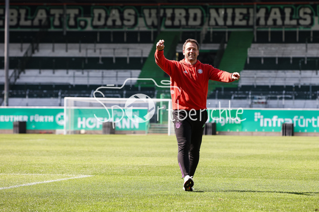 SpVgg Greuther Fürth II - FC Bayern Amateure | FC Bayern Amateure Trainer Holger SEITZ bedankt sich bei den mitgereisten Fans nach dem Auswaertssieg in Fuerth