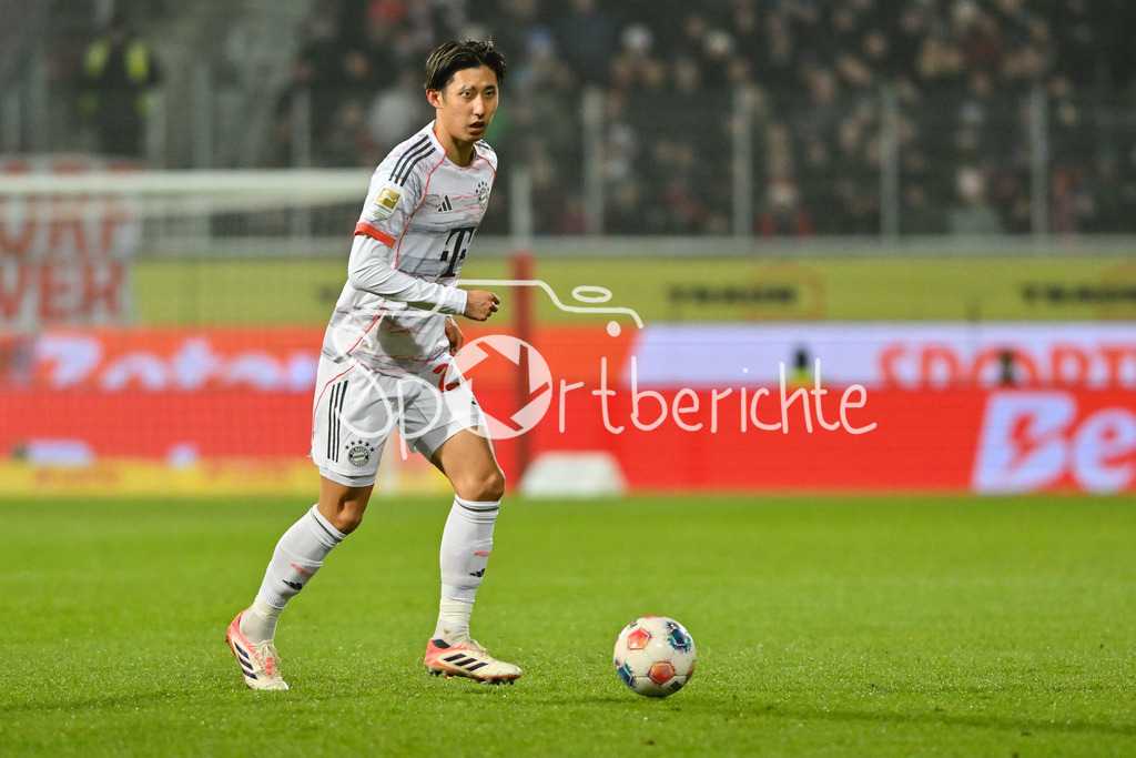 1. FC Heidenheim - FC Bayern München | HEIDENHEIM, GERMANY - 21. DECEMBER: am Ball Hiroki ITO (FC Bayern Munich 21) / Einzelfoto / Freisteller während dem Bundesligamatch zwischen dem 1. FC Heidenheim und dem FC Bayern München am 15. Spieltag in der Voith-Arena / DFL REGULATIONS PROHIBIT ANY USE OF PHOTOGRAPHS AS IMAGE SEQUENCES AND/OR QUASI-VIDEO