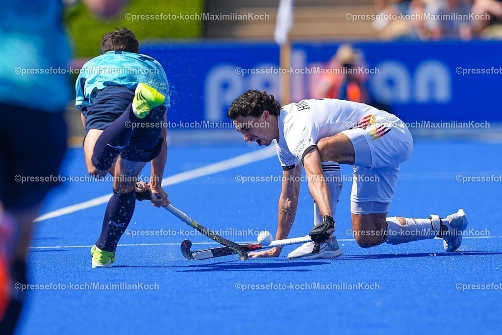 xydrx10082503034 | 10.08.2025, xydrx, Herren EuroHockey Championship 2025, Gruppenphase, Gruppe B, England - Deutschland, Sparkassenpark Mönchengladbach: Ben Fox (Englische Feldhockey Nationalmannschaft #47) im Zweikampf gegen Teo Hinrichs (Deutsche Feldhockey Nationalmannschaft #14)