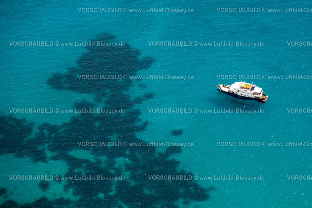 Mallorca230600349N | Luftbild, Yacht im Meer vor Peguera, Calvia, Balearen, Mallorca, Balearische Inseln, Spanien