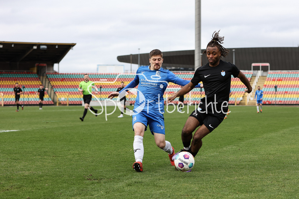 VSG Altglienicke - Viktoria Berlin | Florian SANDER (VSG #19) im Duell mit Shean MENSAH (VIK #13) / Zweikampf