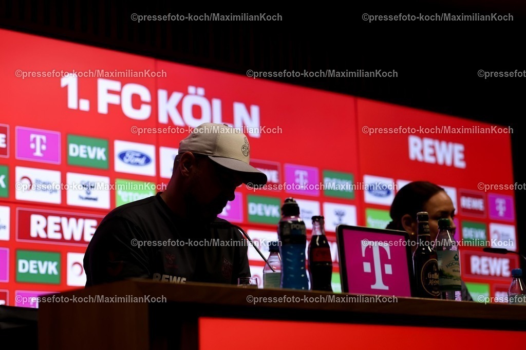 1FC06122501119 | 06.12.2025, Fußball, 1. FC Köln - FC St. Pauli, 1. Fußball Bundesliga, 13. Spieltag, RheinEnergie-STADION, Saison 2025 2026: Die Trainer bei der Pressekonferenz nach dem Spiel  -  Cheftrainer Lukas Kwasniok (1FC Koeln #hc) sichtlich unzufrieden. Silhouette Gegenlicht.  DFB regulations prohibit any use of photographs as image sequences and or quasi-video.