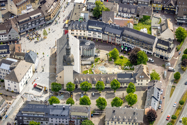 Meschede220600943 | Luftbild, Kath. Pfarrkirche St. Walburga und Sanierung Jugendheim St. Walburga, Stiftsplatz Umbau Baustelle, Meschede-Stadt, Meschede, Sauerland, Nordrhein-Westfalen, Deutschland
