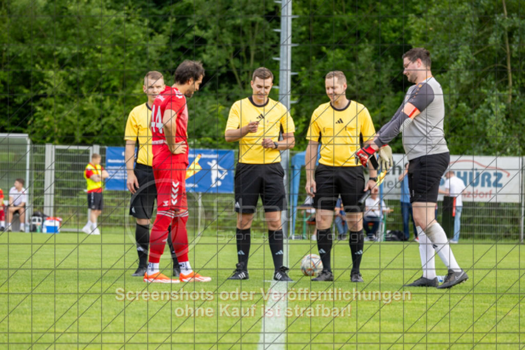 20250616_182855_0132 | #,  TV Eybach (weiß) vs. 1.FC Donzdorf II (rot), Fussball, Entscheidungsspiel 3 in Kreisliga A3 - Bezirk Neckar/Fils, Saison 2024/2025, Rasensportplatz, Staufenecker Str. 41, 73084 Salach, 16.06.2025 - 18:30 Uhr,Foto: PhotoPeet-Sportfotografie/Peter Harich