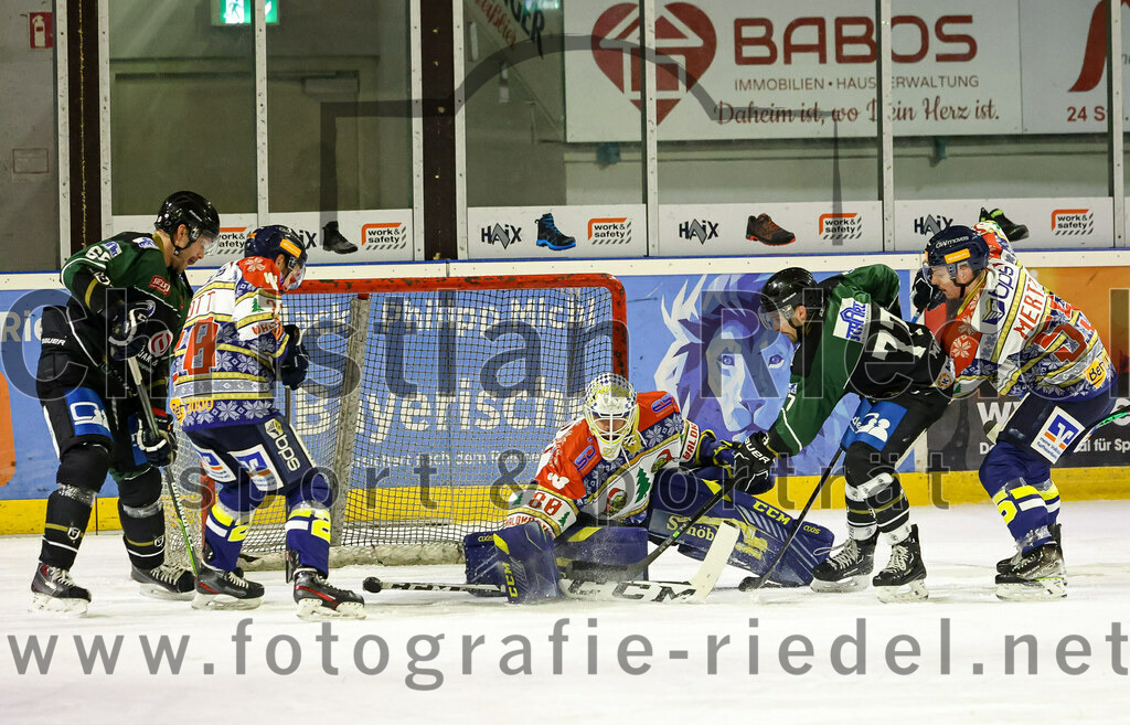 2022-12-09_070_TSV_Erding_gegen_EHC_Waldkraiburg | Erding, Deutschland, 09.12.2022:
Eishockey, Bayernliga 2022 / 2023, 19. Spieltag, TSV Erding gegen EHC Waldkraiburg, Endergebnis: 9:2

Thomas Plihal (Erding Gladiators, #65), Thomas Rott (EHC Waldkraiburg, #20), Torwart Kevin Yeingst (EHC Waldkraiburg, #80), Philipp Michl (Erding Gladiators, #77), Rene Mertz (EHC Waldkraiburg, #55)

Foto: Christian Riedel / fotografie-riedel.net