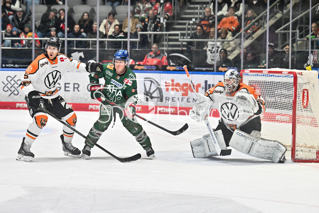 Augsburger Panther - Grizzlys Wolfsburg | AUGSBURG, GERMANY - 15. MARCH: v. l. Björn KRUPP (Girrzlys Wolfsburg 5), T. J. TREVELYAN (Augsburger Panther 24) und Dustin STRAHLMEIER (Grizzlys Wolfsburg 1) während dem Match zwischen den Augsburger Panthern und den Grizzlys Wolfsburg am 52. Spieltag der Penny DEL im Curt Frenzel Stadion