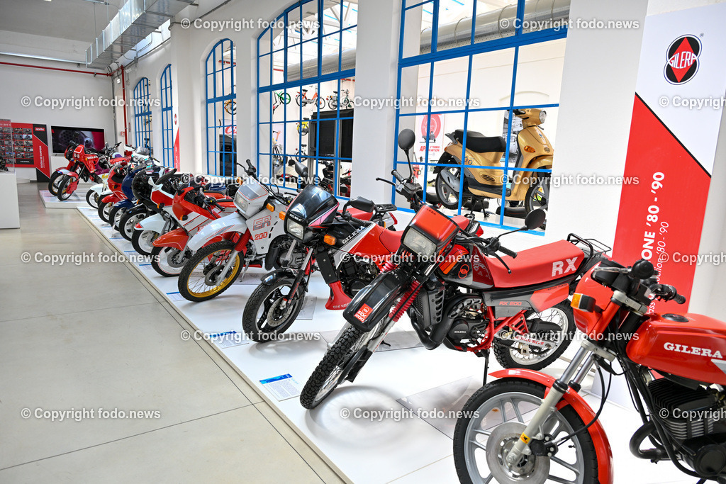 Italien_ Toskana_ Provinz Pisa_ Pontedera_ Vespa_ 29.05.2024-69 | 29.05.2024, Italien, ITA, Toskana, Pontedera im Bild Piaggio, Vespa, Museum

Piaggio ist ein italienischer Fahrzeughersteller mit Sitz in Pontedera. Das Unternehmen produziert verschiedene Mofas und Motorroller, unter anderem die Vespa, das Lastendreirad Ape sowie den Kleintransporter Porter. Zum Konzern gehören auch die Motorradmarken Aprilia, Derbi, Gilera, Laverda und Moto Guzzi. 
Quelle: Wikipedia