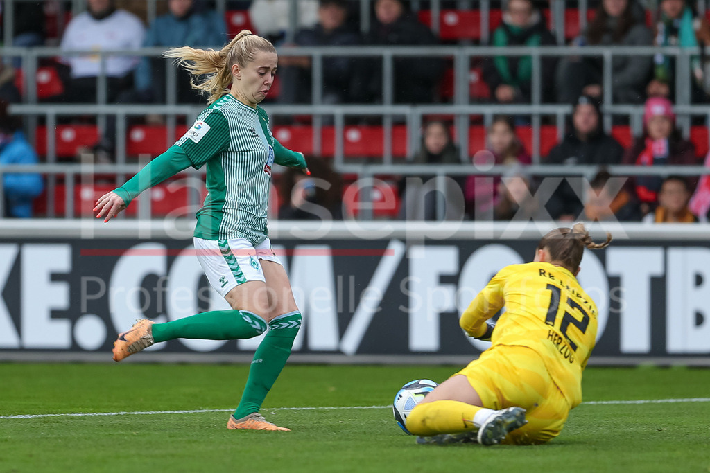 Fussball, Google Pixel Frauen-Bundesliga, RB Leipzig - SV Werder Bremen | v.li.: Nina Lührßen (SV Werder Bremen, 27) und Elvira Herzog (Torhüterin, Torwart, RB Leipzig, 12) im Zweikampf, Duell, Dynamik, Aktion, Action, Spielszene, DIE DFB-RICHTLINIEN UNTERSAGEN JEGLICHE NUTZUNG VON FOTOS ALS SEQUENZBILDER UND/ODER VIDEOÄHNLICHE FOTOSTRECKEN. DFB REGULATIONS PROHIBIT ANY USE OF PHOTOGRAPHS AS IMAGE SEQUENCES AND/OR QUASI-VIDEO.