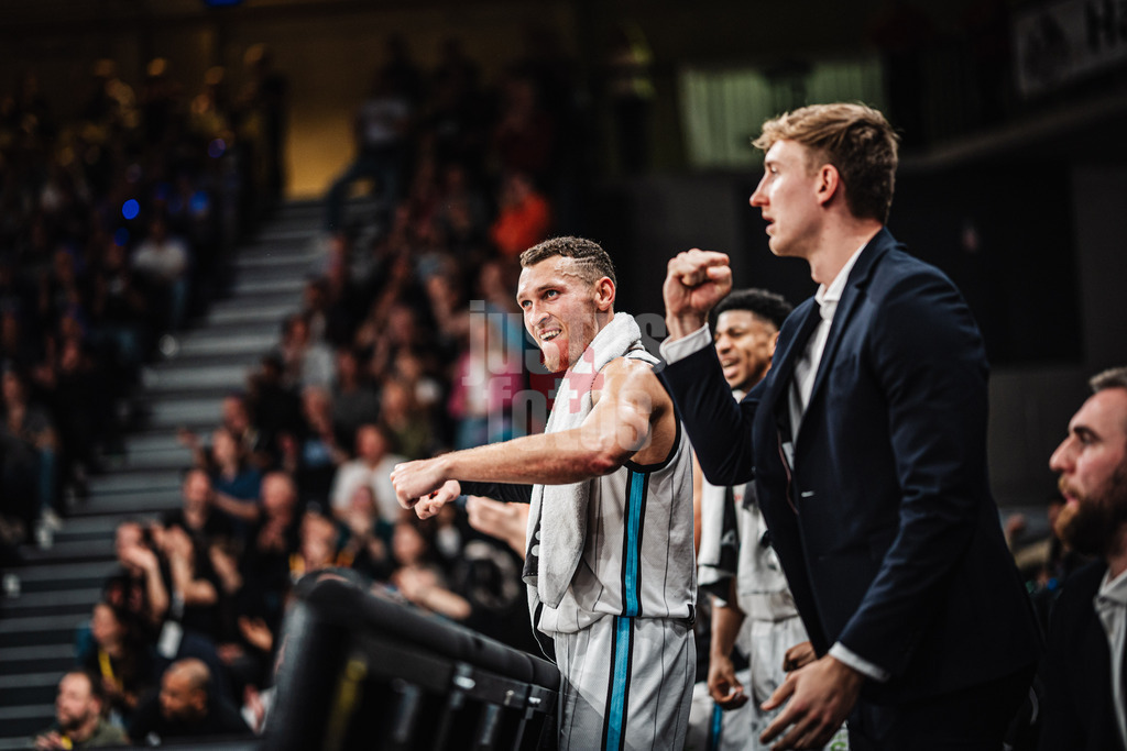 Basketball | Männer | Saison 2024/2025 | easyCredit Basketball Bundesliga | 4. Spieltag | Veolia Towers Hamburg vs. EWE Baskets Oldenburg | 06.10.2024 | Brae Ivey (#1, Veolia Towers Hamburg) jubelt