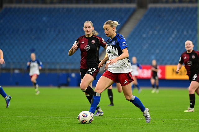 Fußball I Frauen I Saison 2025-2026 I Bundesliga I 10. Spieltag I Hamburger SV - 1. FC Nürnberg I 45010 | Sophie Hillebrand (22, Hamburger SV) am Ball - Realisiert mit Pictrs.com