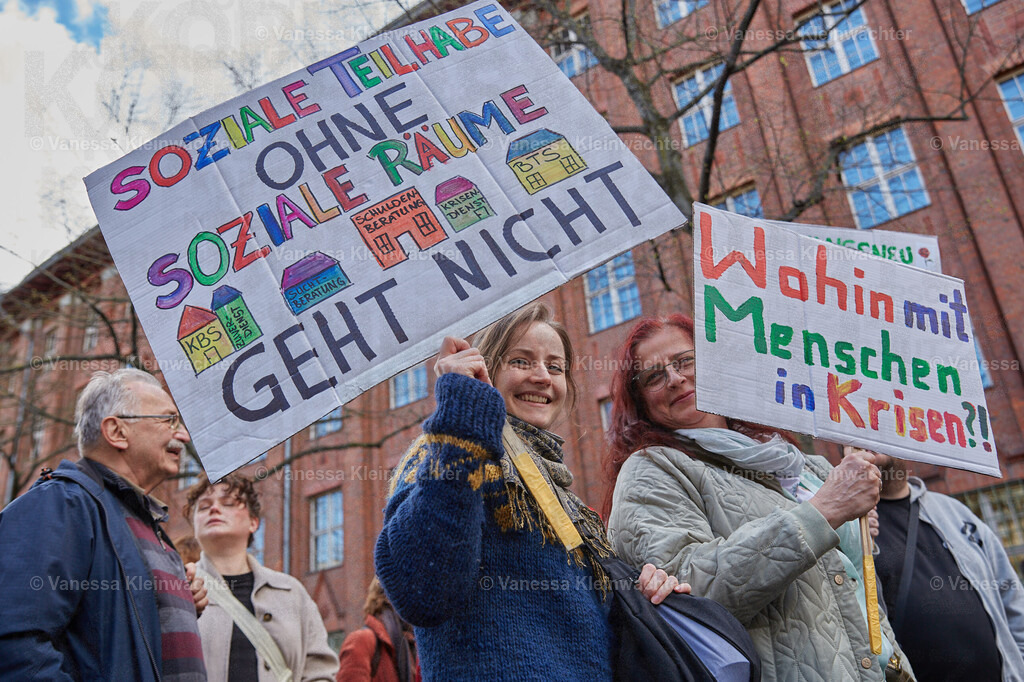 250408_KBS_Kuerzungen_07 | Einige hunderte Menschen protestieren am 08.04.2025 vor der Senatsverwaltung für Gesundheit in Berlin gegen finanzielle Kürzungen bei psychosozialen Kontakt- und Beratungsstellen.  - Realisiert mit Pictrs.com
