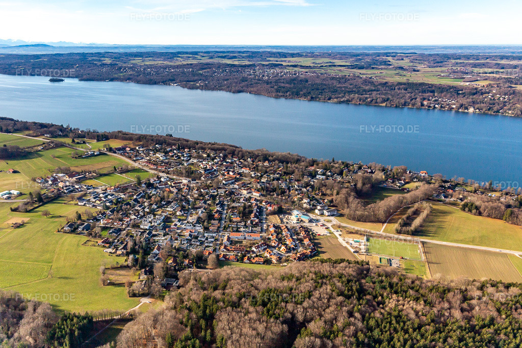 Luftbild: Ortsansicht von Nordosten in Berg im Bundesland Bayern in Deutschland. Foto: IMG_139537.jpg vom 27.12.2023 durch Werner Riehm/FLY-FOTO.de