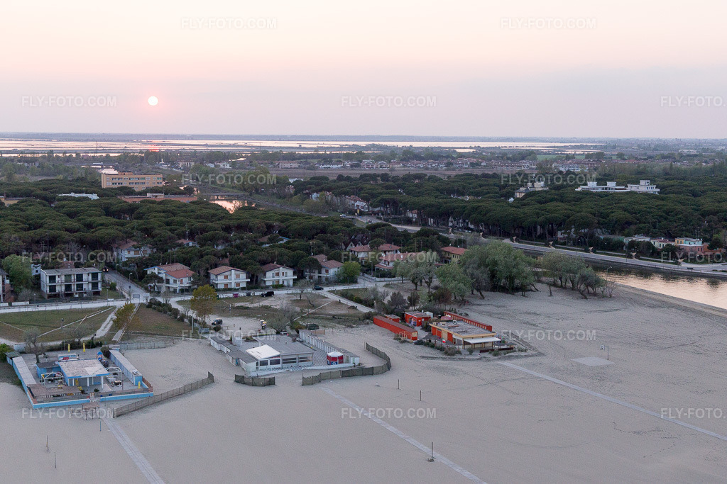 Aerial view: View of the town in Lido degli Estensi in the state Emilia Romagna, Italy.Photo: IMG_098586.jpg taken on 04/05/2017 by Werner Riehm/FLY-FOTO.comResolution of the original: 5472 x 3648 px