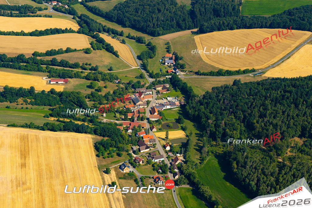 Das Luftbild zeigt : Lachheim Markt Taschendorf - Die Luftaufnahme wurde 2023 vom UL-Flugzeug aus erstellt ( keine Drohne ) - Hochauflösende Luftaufnahme - Für grossformatige Ausdrucke geeignet. Die Geschenkidee !Mit Lizenz und Bildrechte bestellbar