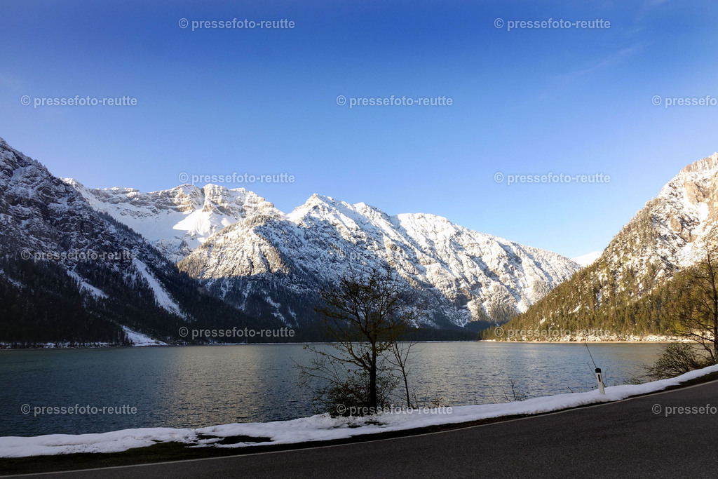 welltvi-Plansee-Morgens-07052019-DSD00675 | Info aus dem Bezirk Reutte/Ausserfern Tirol sowie eine umfangreiche Bilddatenbank über die gesamte Region: Lechtal, Talkessel Reutte, Tannheimertal, Zwischentoren. Lech, Plansee, Zugspitze, Grenztunnel, B179, Fernpassstraße, Verkehr, Lawinen, Tradition, - Realisiert mit Pictrs.com