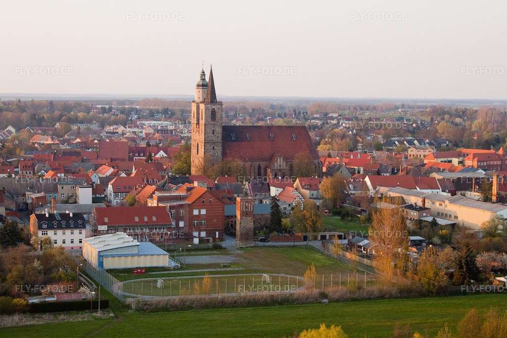 Luftbild: Nikolai-Kirche im Altstadt- Zentrum der Innenstadt in Jüterbog im Bundesland Brandenburg in Deutschland. Foto: IMG_26130.jpg vom 23.04.2010 durch Werner Riehm/FLY-FOTO.de