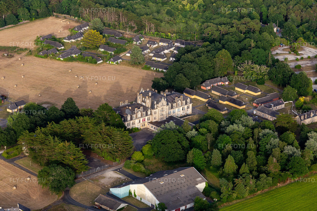 Vue aérienne: Le Domaine de Loctudy à Loctudy dans le département Finistère, France – .Photo: IMG_132524.jpg prise le 17/06/2022 par Werner Riehm/FLY-FOTO.eu – Résolution de l'original: 5472 x 3648 px