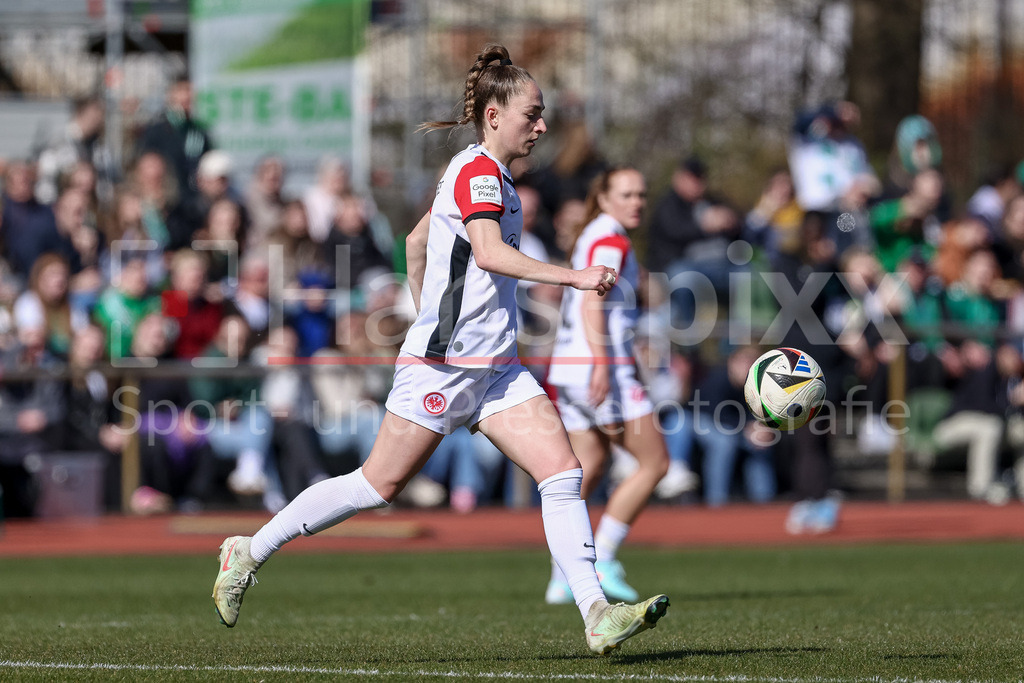Fussball, Google Pixel Frauen-Bundesliga, SV Werder Bremen - Eintracht Frankfurt | v.li.: Sophia Kleinherne (Eintracht Frankfurt, 4) am Ball, Einzelbild, Ganzkörper, Aktion, Action, Spielszene, DIE DFB-RICHTLINIEN UNTERSAGEN JEGLICHE NUTZUNG VON FOTOS ALS SEQUENZBILDER UND/ODER VIDEOÄHNLICHE FOTOSTRECKEN. DFB REGULATIONS PROHIBIT ANY USE OF PHOTOGRAPHS AS IMAGE SEQUENCES AND/OR QUASI-VIDEO.