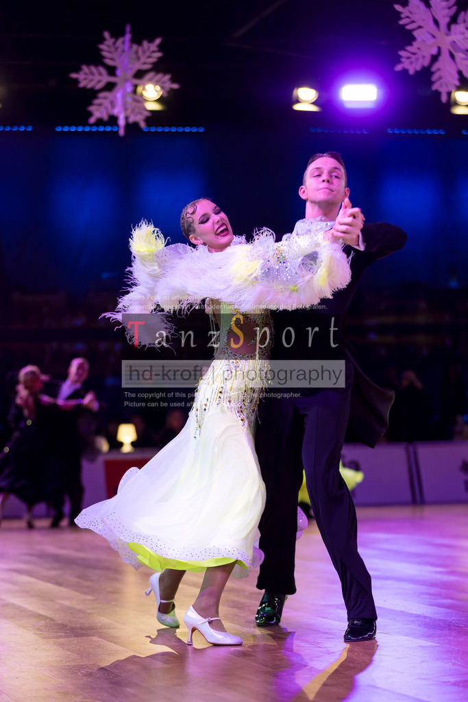 20241215_WDSF_Open_Youth_Std-Riga-8586 | Tanzsportbilder, Standardtanz, Lateintanz, WDSF, DTV, LTVB, dancecomp, goc, hessen tanzt, blaues band der spree, walzer, tango, wiener walzer, slowfox, quickstepp, samba, rumba, cha-cha-cha, paso doble. jive, hd-kroft photography, turniertanzsport