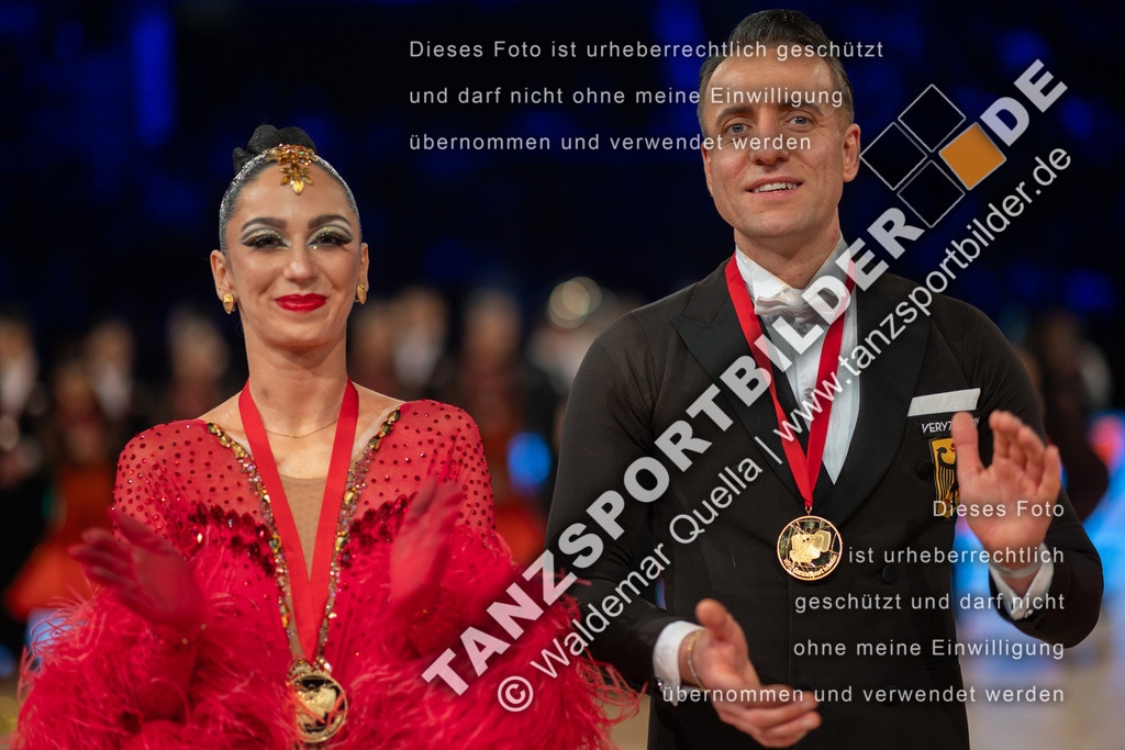 20251206-05903 | Hier finden Sie Tanz Bilder vom Latein und Standard Formationen tanzen. Sportbilder vom Tanzsport. Schöne Fotos und von Weltmeisterschaft, Europameisterschaft, Bundesliga, Regionalliga, Oberliga und Landesliga sowie von GOC Stuttgart, DanceComp, WM Bremen