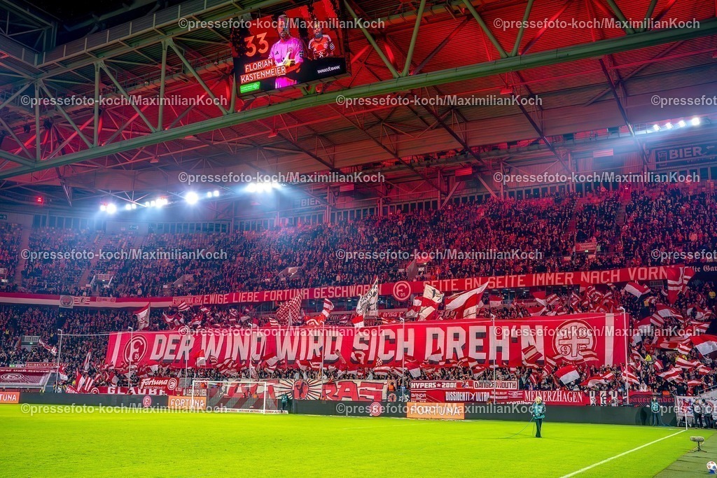 xKKUx16012601001 | 16.01.2026, xkkux, Fußball, Fortuna Düsseldorf - Arminia Bielefeld, 2. Fußball Bundesliga, Merkur Spiel-Arena, Saison 2025 2026: Die Fans Zeigen eine Choreografie Choreo Choreography vor dem Spiel - Banner Schriftzug der Wind wird sich drehen DFB regulations prohibit any use of photographs as image sequences and or quasi-video.