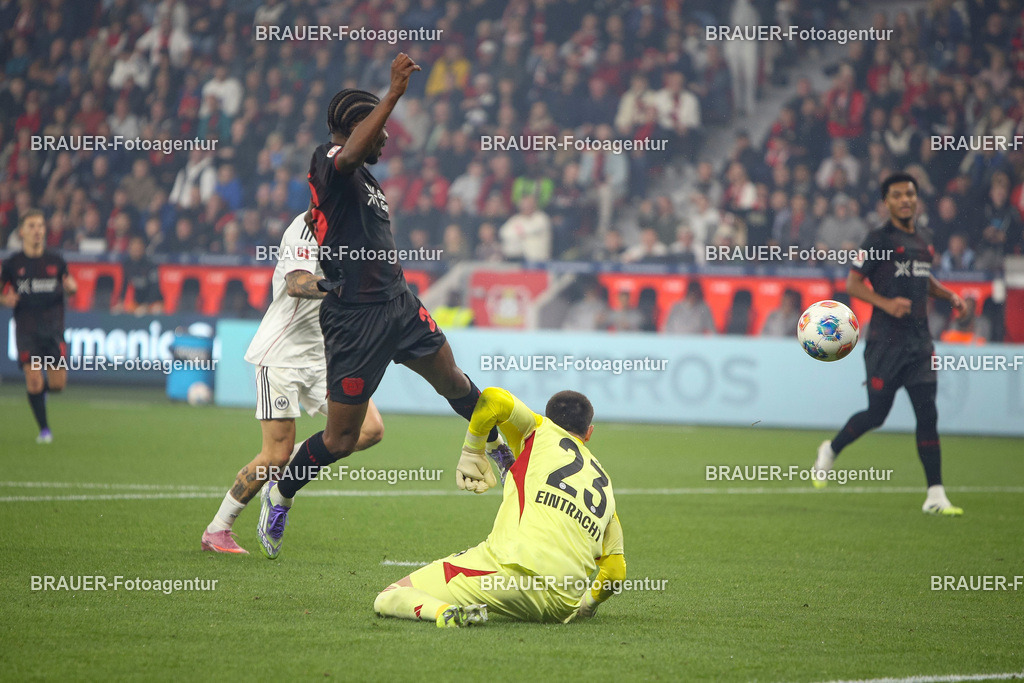 Bayer 04 Leverkusen vs Eintracht Frankfurt - Bundesliga  | Leverkusen, Deutschland, 12.09.25:   Nathan Tella (Bayer 04 Leverkusen) und Michael Zetterer (Eintracht Frankfurt) im Kampf um den Ball waehrend des Spiels der Bundesliga zwischen  Bayer 04 Leverkusen vs Eintracht Frankfurt in der BayArena(Foto von Brauer-Fotoagentur / Adrian Schlueter)