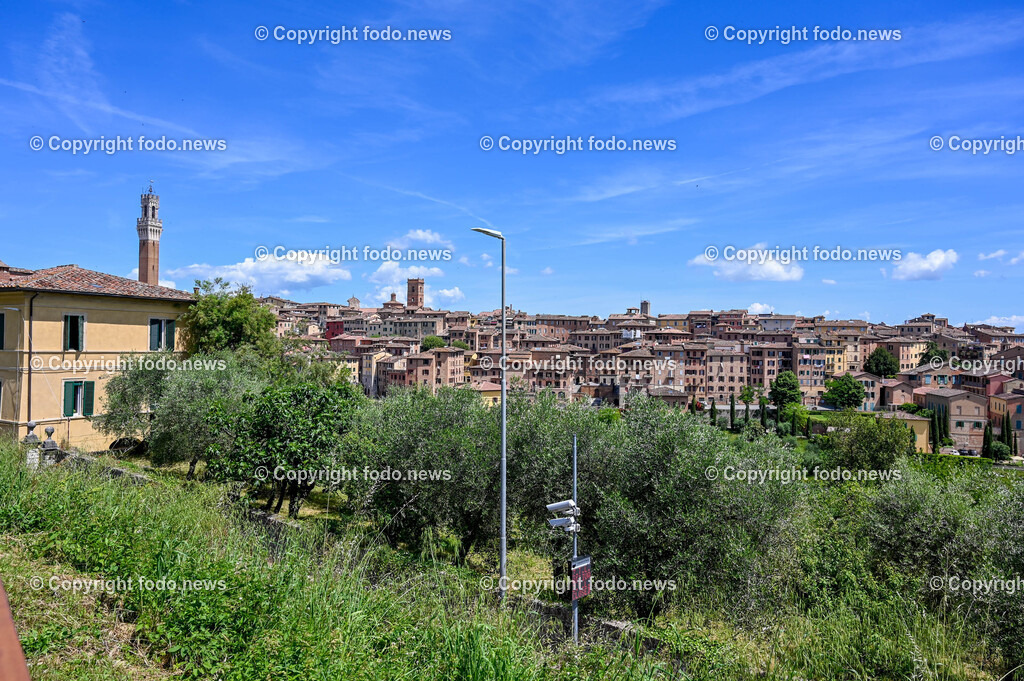 Italien_ Toscana_ Siena_ 27.05.2024-103 | 27.05.2024, Italien, ITA, Toskana, Siena im Bild Stadtansichten, Gebäude, Architektur, Touristen, Historisch, Souvenier, Piazza Del Campo, Dom von Siena


Siena ist Hauptstadt der Provinz Siena und gilt als eine der schönsten Städte der Toskana und Italiens. Die historische Altstadt gehört seit 1995 zum UNESCO-Welterbe. 

