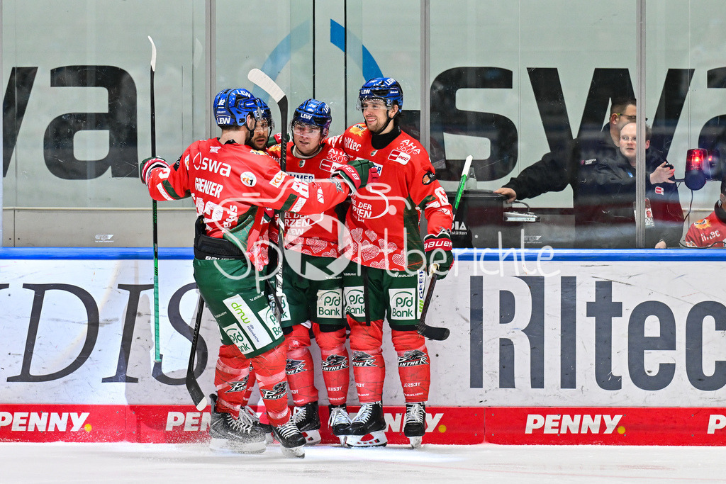 Augsburger Panther - ERC Ingolstadt | AUGSBURG, GERMANY - 12. DECEMBER: Jubel der Hausherren nach dem Treffer zum 3-2 durch Alexander BLANK (Augsburger Panther 26) / Tor / Torschuetze / Freude / Happy / während dem Match zwischen den Augsburger Panthern und dem ERC Ingolstadt am 27. Spieltag der Penny DEL im Curt Frenzel Stadion