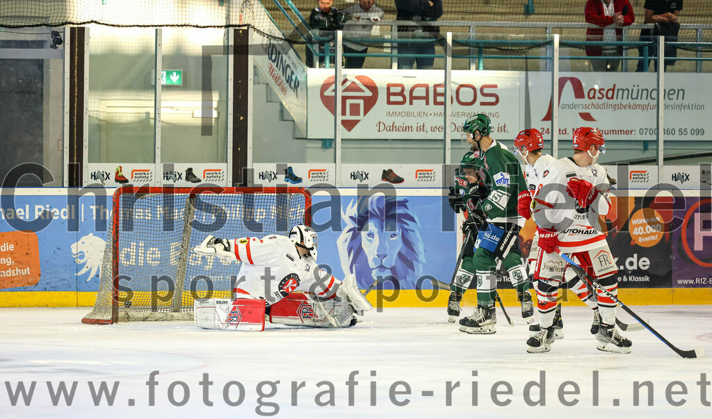 2023-09-10_055_TSV_Erding_gegen_EHC_Klostersee | Erding, Deutschland, 10.09.2023:
Eishockey, Bayernliga 2023 / 2024, Testspiel, TSV Erding gegen EHC Klostersee, Endergebnis: 10:1

Torwart Daniel Arendas (EHC Klostersee, #3), Florian Zimmermann (Erding Gladiators, #5)

Foto: Christian Riedel / fotografie-riedel.net