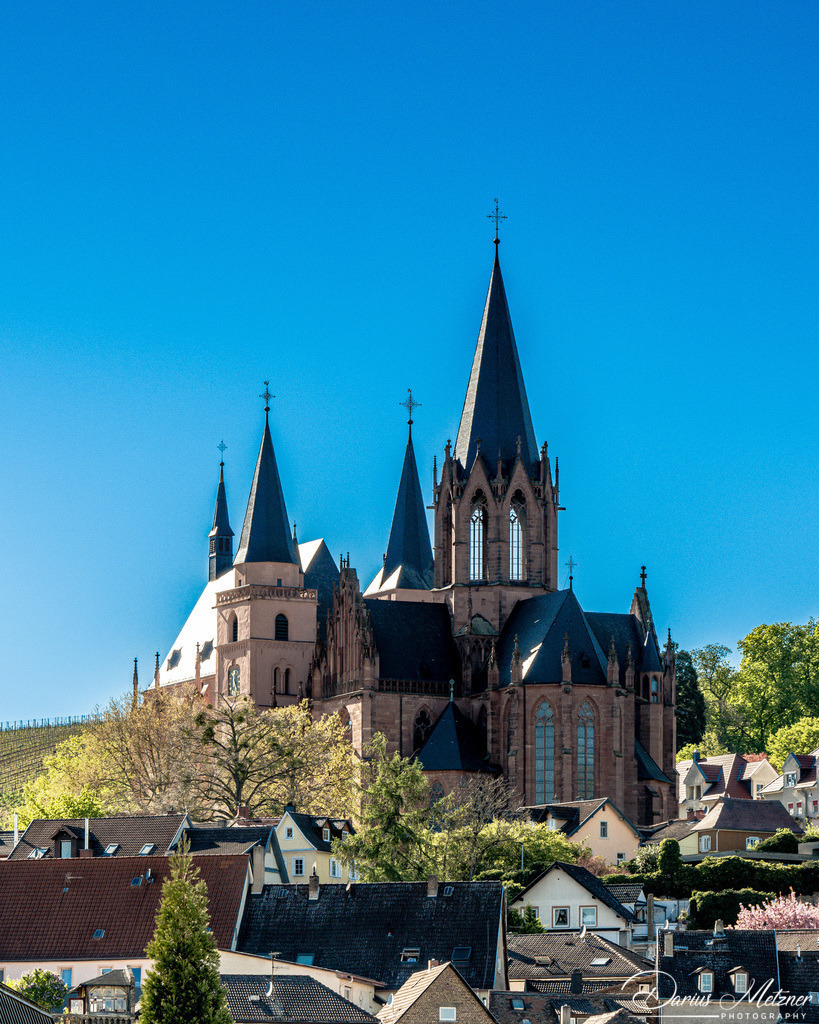Katharinenkirche in Oppenheim | Die imposante Katharinenkirche in Oppenheim gilt als eine der bedeutendsten gotischen Kirchen am Rhein. Ihre Errichtung erfolgte in mehreren Bauabschnitten im 13., 14. und 15. Jahrhundert. Heute ist sie eine der schönsten Sehenswürdigkeiten in Rheinhessen.