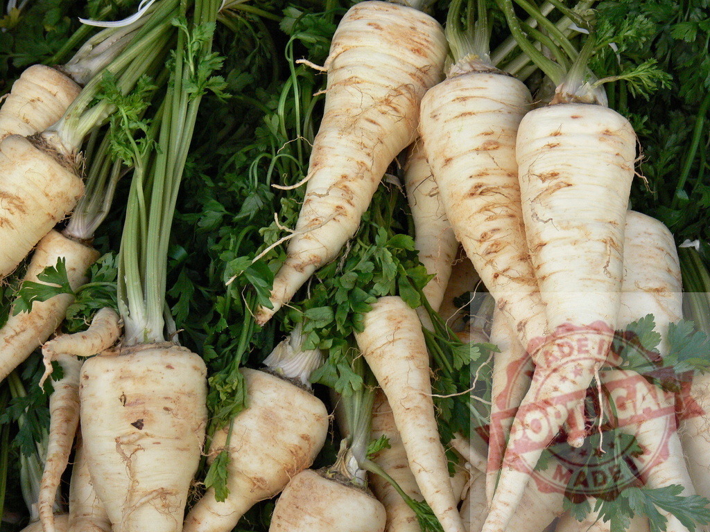Fresh parsnips with green leaves harvested vegetables | Parsnips offering a healthy and raw root vegetable choice - Realisiert mit Pictrs.com