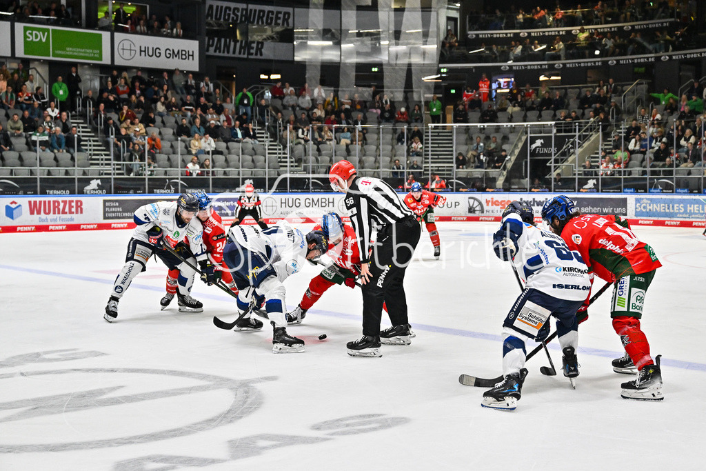 Augsburger Panther - Iserlohn Roosters | Bully in Augsburg zwischen den Panthern und den Roosters / Symbolbild / Penny DEL: Augsburger Panther - Iserlohn Roosters; Curt Frenzel Stadion am 21.09.2025 / LEW