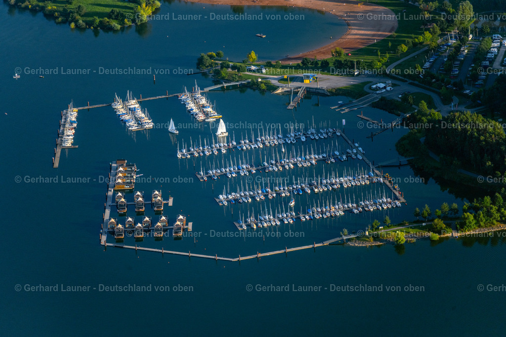 4051011 | PLEINFELD 03.09.2021 Yachthafen mit Sportboot- Anlegestellen und Bootsliegeplätzen am Uferbereich " Segelhafen Ramsberg " und den Floating Village auf dem " Großer Brombachsee "in Pleinfeld im Bundesland Bayern, Deutschland. Weiterführende Informationen bei: ELG Eco Lodges GmbH,  Wassersportgemeinschaft Altmühl-Brombachsee e.V.. // Pleasure boat marina with docks and moorings on the shore area " Segelhafen Ramsberg " and Floating Village on lake " Grosser Brombachsee " in Pleinfeld in the state Bavaria, Germany. Further information at: ELG Eco Lodges GmbH,  Wassersportgemeinschaft Altmuehl-Brombachsee e.V.. Foto: Gerhard Launer