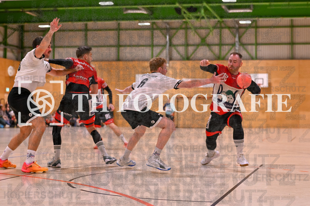 GER, SG Maulburg/Steinen - HSG Dreiland, Handball, Landesliga Suedbaden, 4. Spieltag, Saison 2024/2025, 12.10.2024 | Andre Leuchtmann (SG Maulburg/Steinen, #13) am Ball und vor Sandro Diego Di Gesualdo (HSG Dreiland, #06)GER, SG Maulburg/Steinen - HSG Dreiland, Handball, Landesliga Suedbaden, 4. Spieltag, Saison 2024/2025, 12.10.2024Foto: TH Fotografie/Thomas Hess